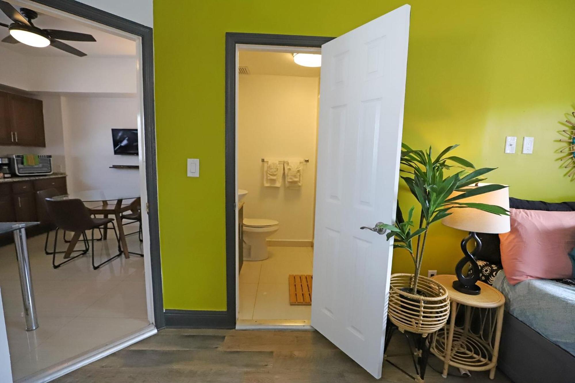 North Beach Steps To Sea Miami Apartment With Free Parking Family And Pet Friendly ไมอามีบีช ภายนอก รูปภาพ